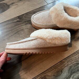 Brand New Insulated Dearfoam Clogs